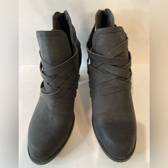 ShoeDazzle~Matte Black Faux Leather Criss Cross Strap Buckle Ankle Boot~Size 8.5 - Picture 7 of 11